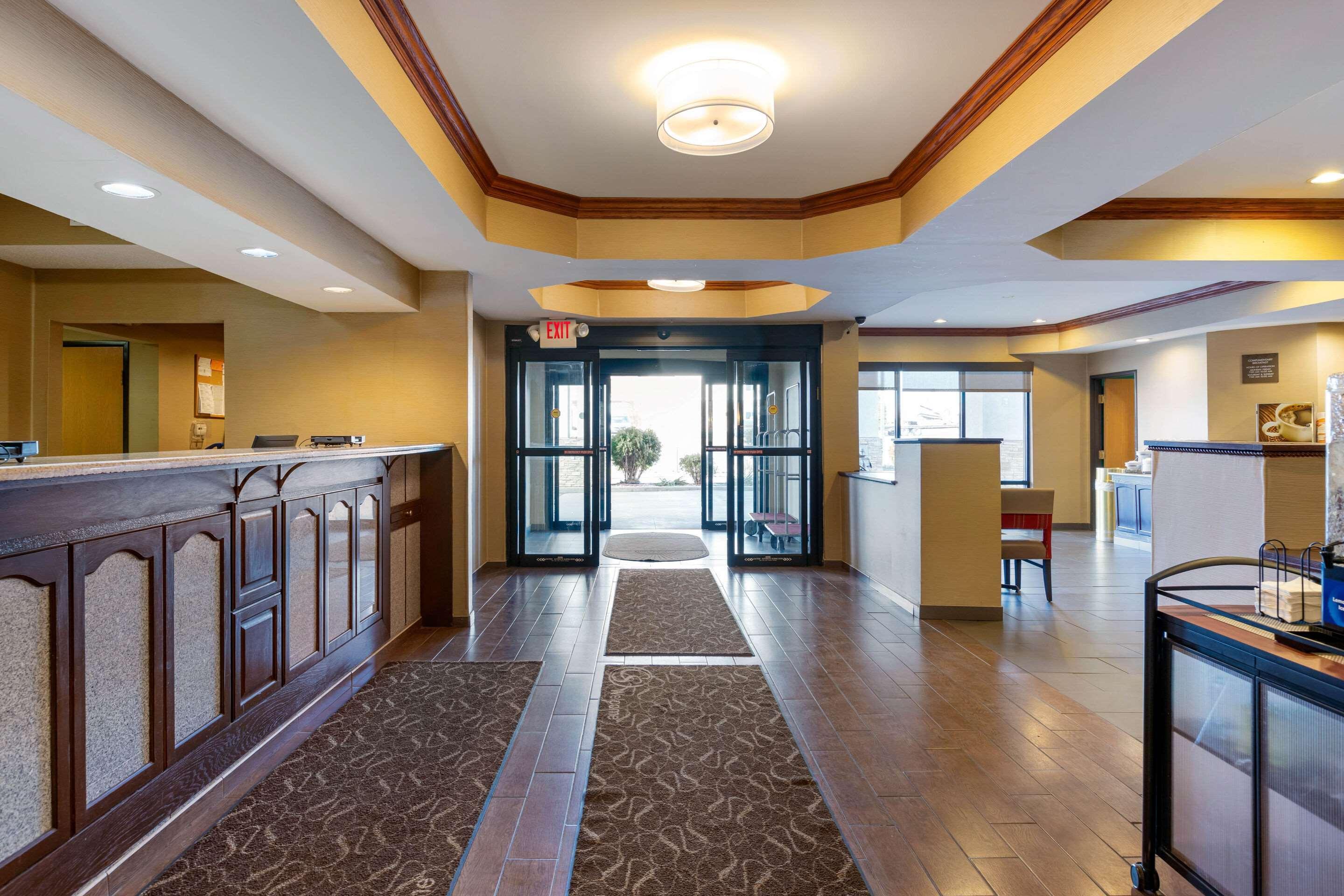 Comfort Suites South Haven Near I-96 מראה חיצוני תמונה