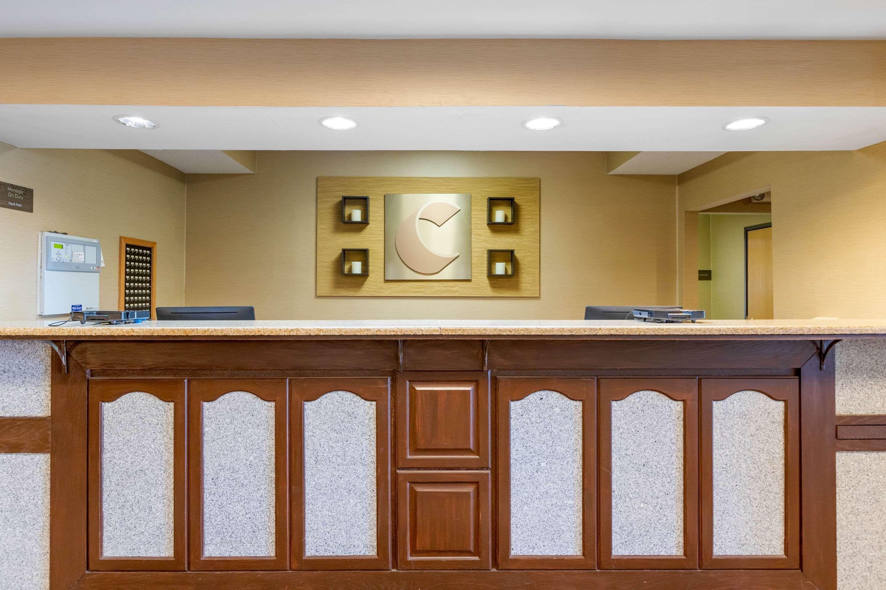Comfort Suites South Haven Near I-96 מראה חיצוני תמונה