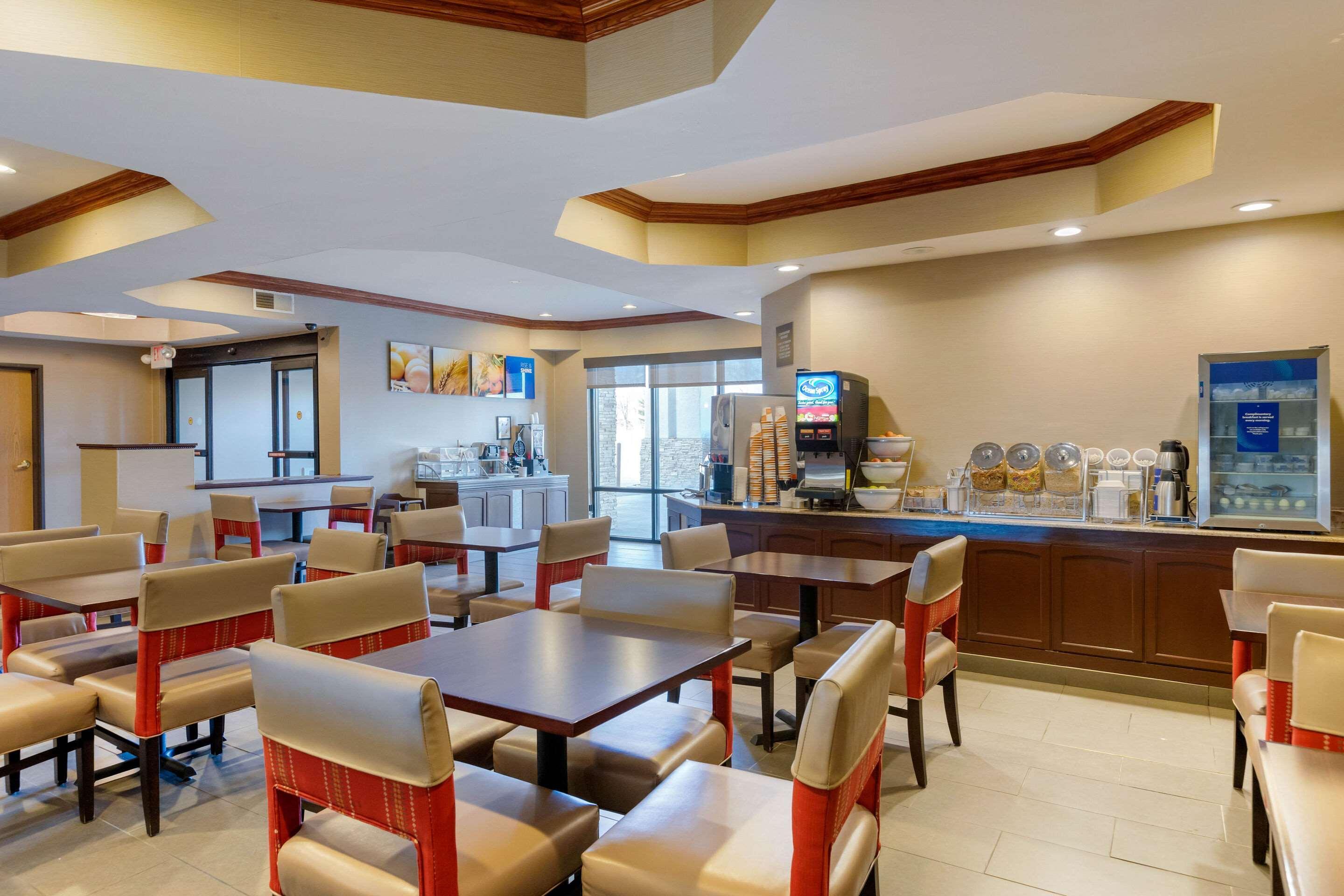 Comfort Suites South Haven Near I-96 מראה חיצוני תמונה