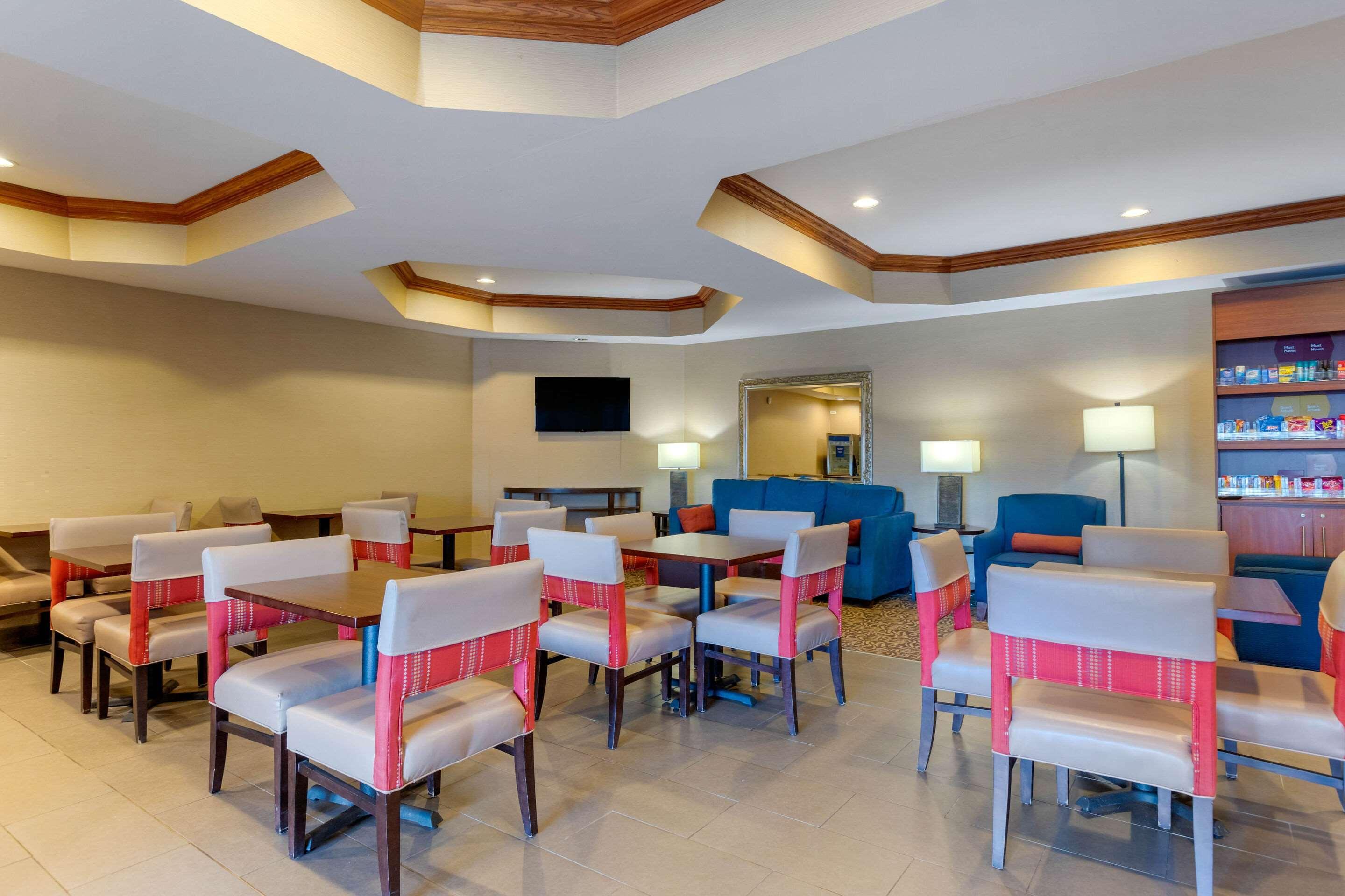 Comfort Suites South Haven Near I-96 מראה חיצוני תמונה