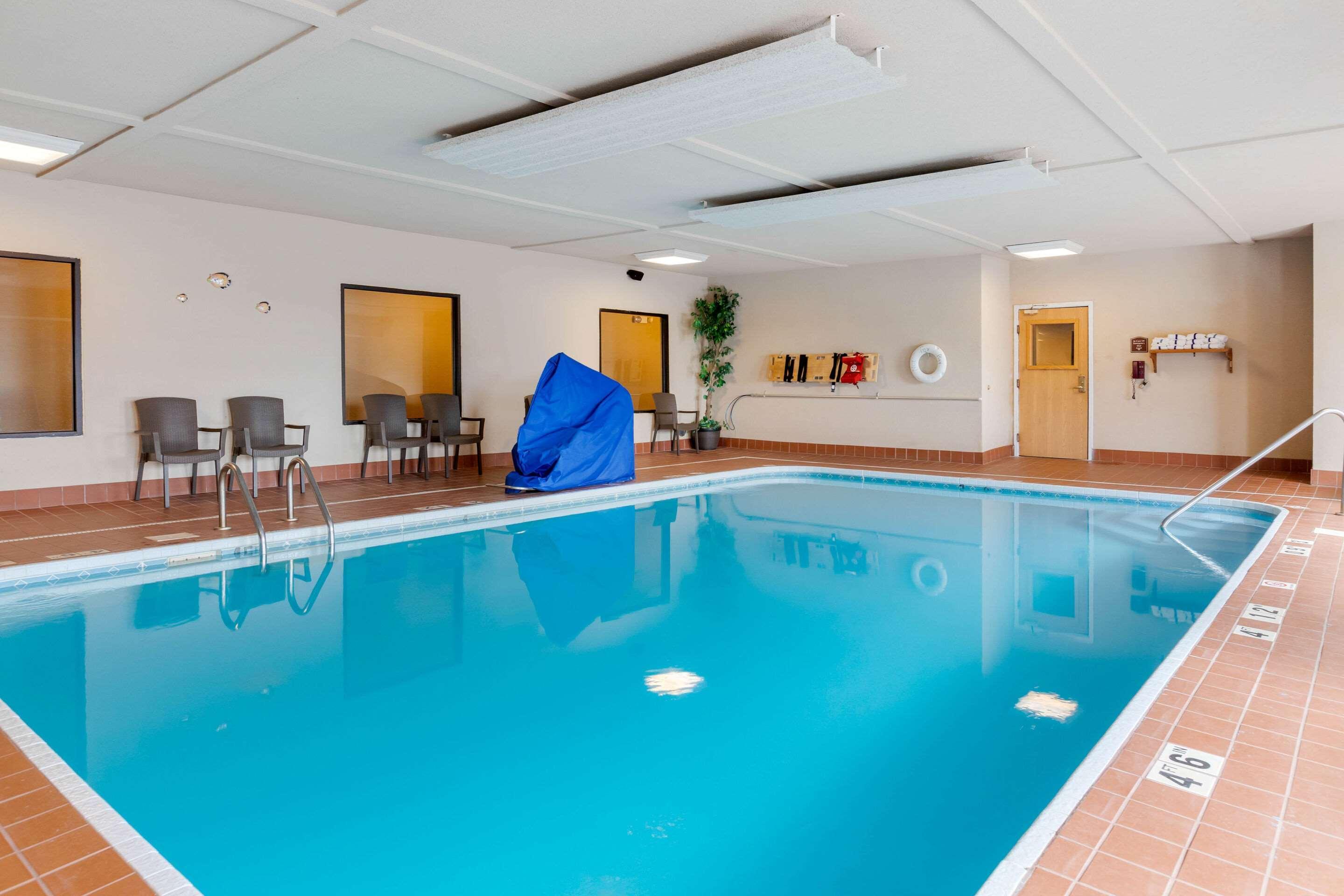 Comfort Suites South Haven Near I-96 מראה חיצוני תמונה