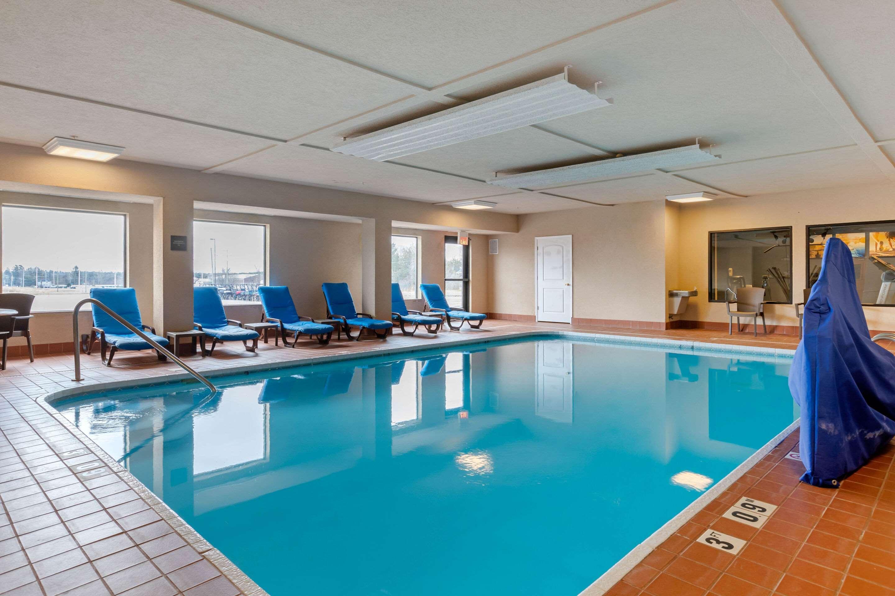Comfort Suites South Haven Near I-96 מראה חיצוני תמונה