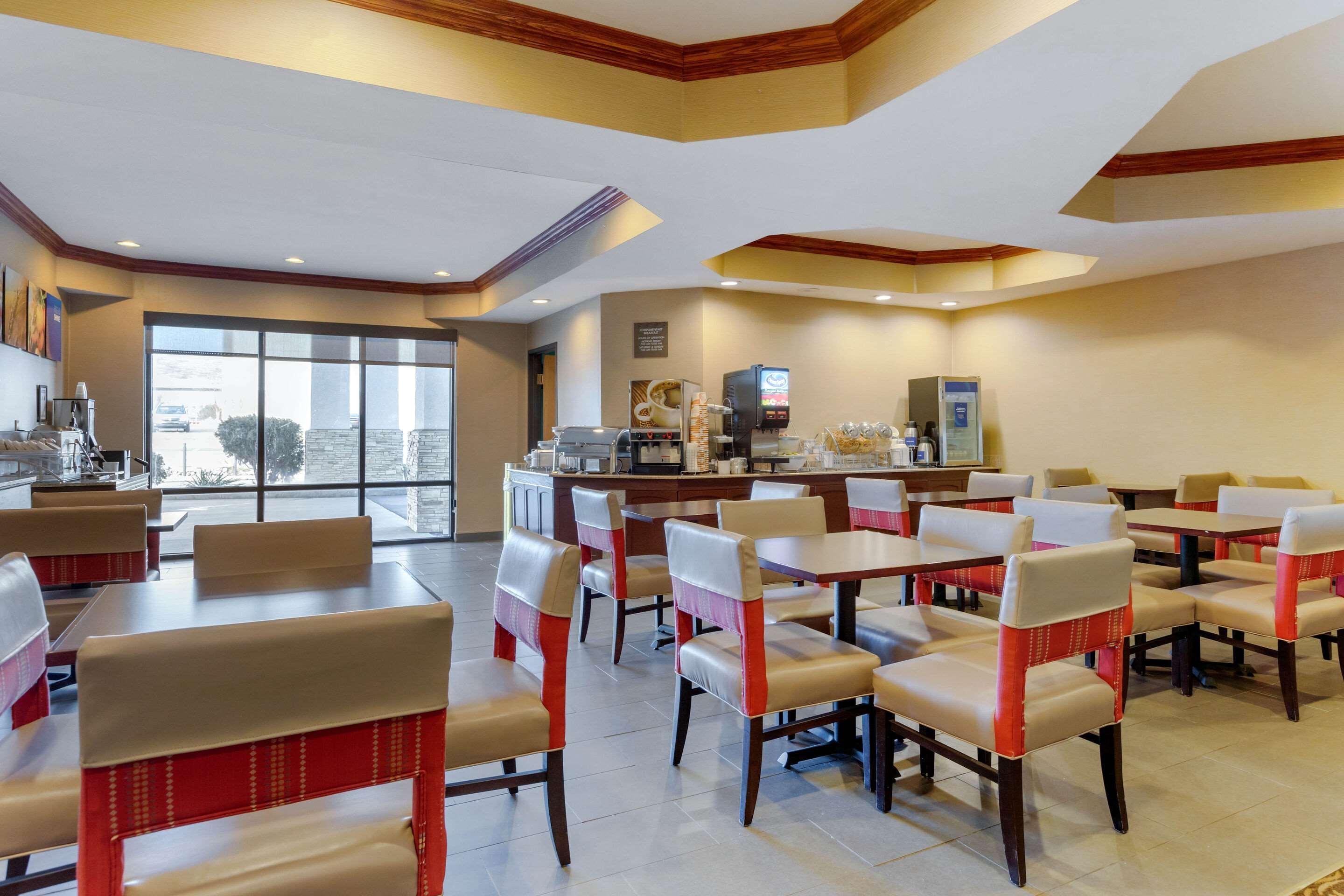 Comfort Suites South Haven Near I-96 מראה חיצוני תמונה