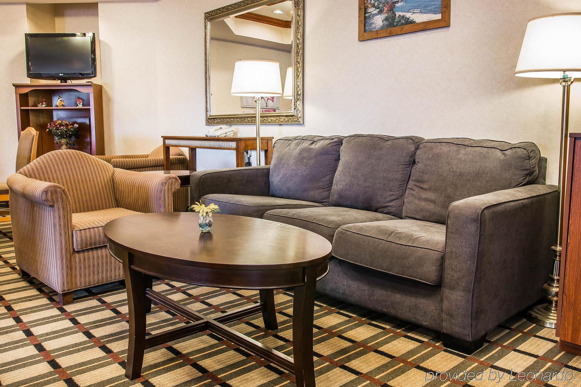 Comfort Suites South Haven Near I-96 מראה חיצוני תמונה