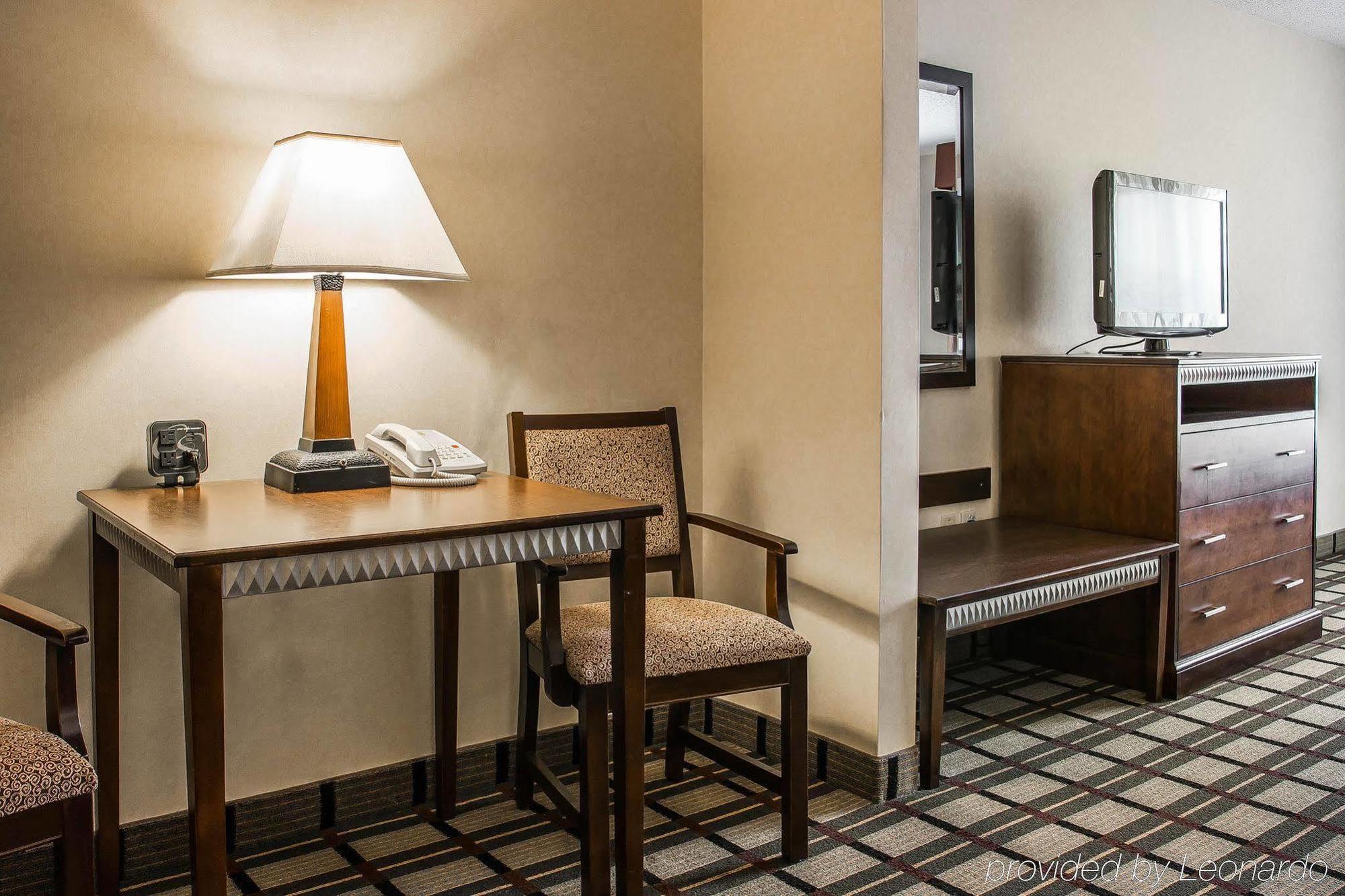 Comfort Suites South Haven Near I-96 מראה חיצוני תמונה